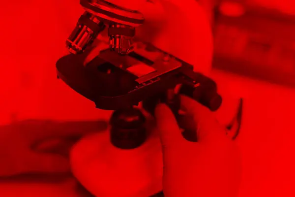 Fiatal Női Laboratóriumi Tudós Dolgozik Laborban Kémcsövek Mikroszkóp Teszt Vagy — Stock Fotó