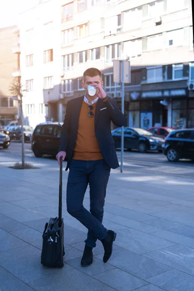 Egy Fiatal Üzletember Portréja Irodán Kívül Találkozó Koncepcióval Man Walking — Stock Fotó