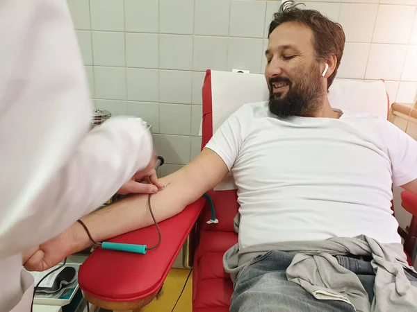 Donante Sangre Sentado Silla Médica Mientras Sangre Concepto Donación Sangre —  Fotos de Stock