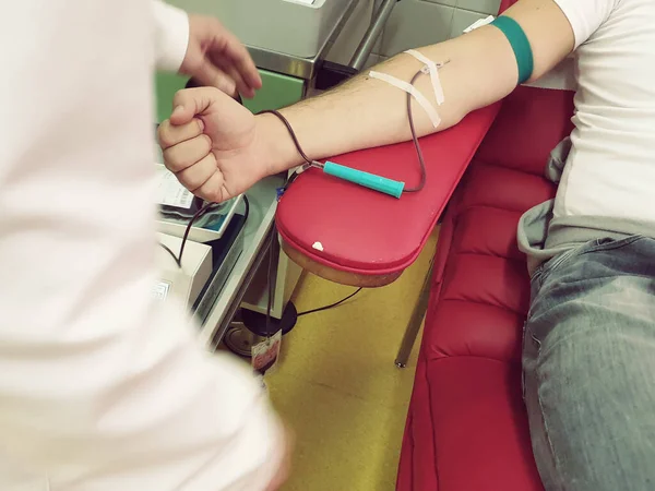 献血时 献血者坐在医疗椅上 献血概念 拯救生命的概念 — 图库照片