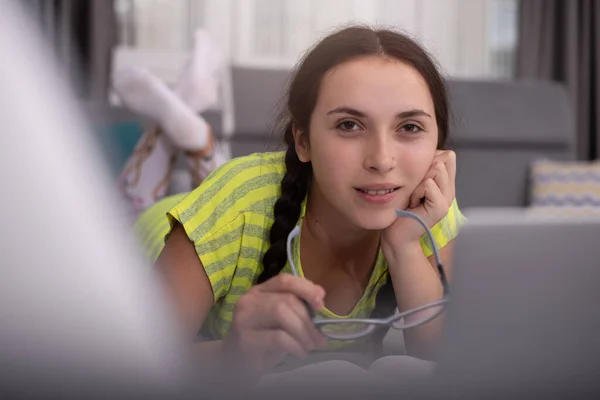 Concepto Distanciamiento Social Del Estudiante Educación Casa Chica Secundaria Haciendo —  Fotos de Stock