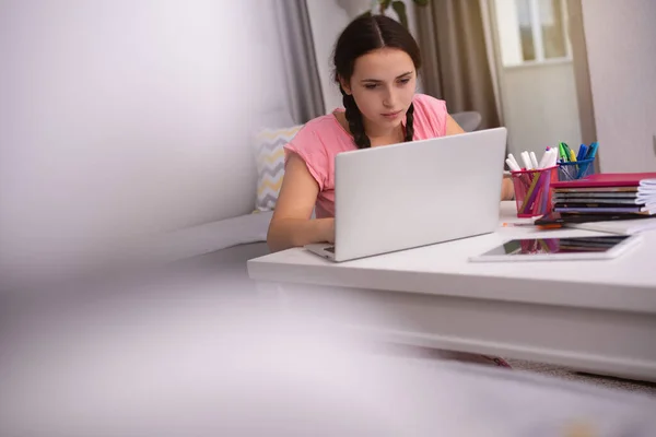 Concepto Distanciamiento Social Del Estudiante Educación Casa Chica Secundaria Haciendo —  Fotos de Stock