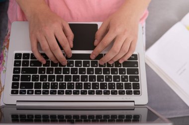 Bilgisayarlı genç kız evde online okul dersi alıyor. Evde eğitim görüyorum. Coronavirus zamanlarında evden öğreniyorum..