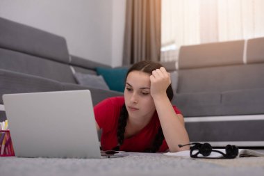 Bilgisayarlı genç kız evde online okul dersi alıyor. Evde eğitim görüyorum. Coronavirus zamanlarında evden öğreniyorum..