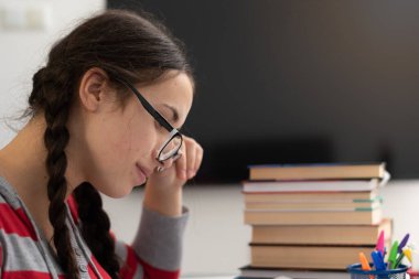 Evde online okul dersi alan genç bir kız. Evde eğitim görüyorum. Coronavirus zamanlarında evden öğreniyorum..