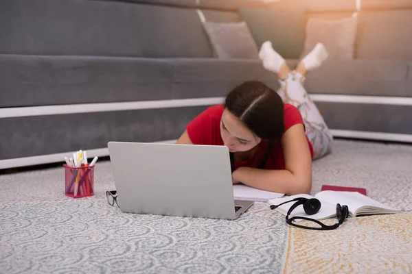 自宅でオンラインスクールクラスを持っているラップトップを持つ10代の女の子 ホーム スクール コロナウイルスの時代に家から学ぶ — ストック写真