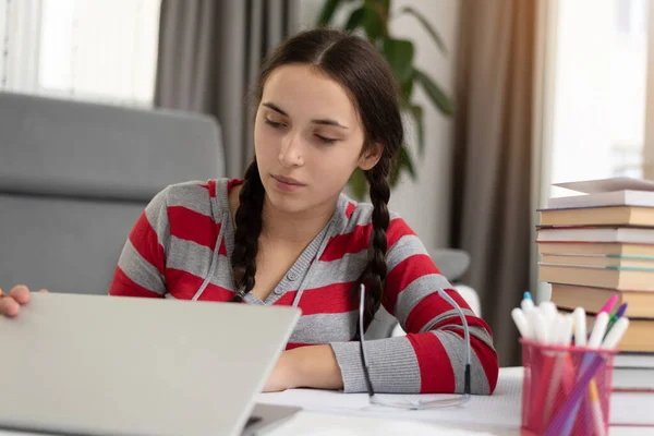 Gadis Remaja Dengan Laptop Memiliki Kelas Sekolah Online Rumah Home — Stok Foto