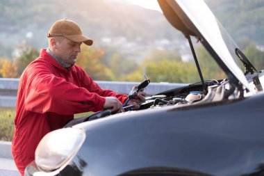 Acil durum yol yardımı, araba arızasını ya da motor arızasını gidermeye çalışan üniformalı yol yardım görevlisi. Yol kenarı yardım kavramı