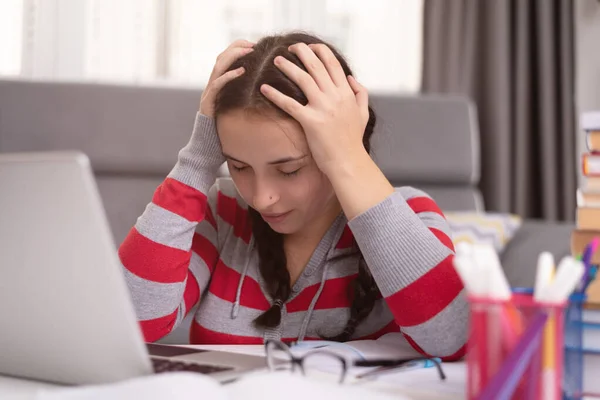 Sociaal Afstandelijk Studentenconcept Onderwijs Thuis Een Schoolmeisje Die Thuis Huiswerk — Stockfoto