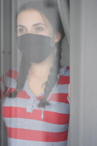 Young Woman Medical Mask Stay Isolation Home Self Quarantine Looks — Stock Photo, Image