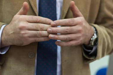 Sınıfta öğrencilere ders verirken ve açıklarken seçici olarak öğretmene odaklan. Bilgisayar laboratuarı sınıfı, teknoloji ve eğitim konsepti.