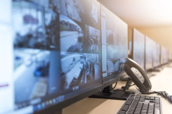 Guarda Segurança Monitora Câmeras Cctv Modernas Sala Vigilância — Fotografia de Stock