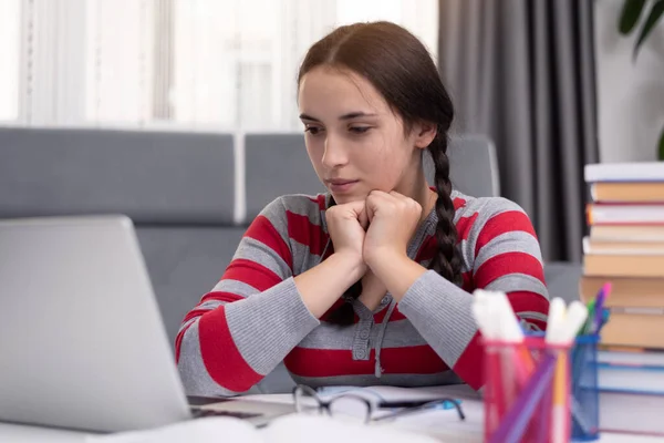 Sociaal Afstandelijk Studentenconcept Onderwijs Thuis Een Schoolmeisje Die Thuis Huiswerk — Stockfoto