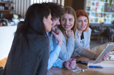 Başlangıç Çeşitliliği Takım Çalışması Beyin Fırtınası Buluşma Konsepti. İş Arkadaşları Modern Kafe Bar 'da Planlama Kuruluşunu tartışıyor ve çalışıyor