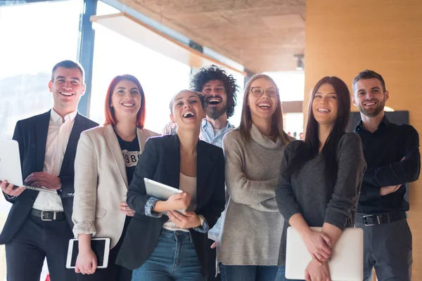 Retrato Del Exitoso Equipo Creativo Negocios Mirando Cámara Sonriendo Diversos — Foto de Stock