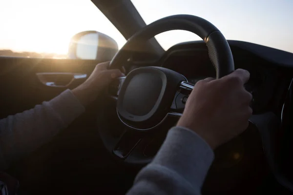 Succes Bevægelse Flot Ung Mand Kører Bil Ved Motorvejen Solnedgang - Stock-foto