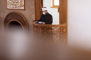 Müslümanların dini lideri İmam ya da İmam Cuma öğleden sonra bir camide Corona ya da covid-19 salgın döneminde bir konuşma yapıyor..