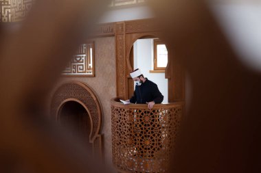 Müslümanların dini lideri İmam ya da İmam Cuma öğleden sonra bir camide Corona ya da covid-19 salgın döneminde bir konuşma yapıyor..