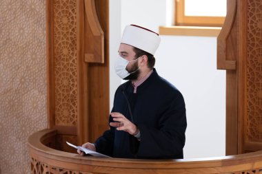 Müslümanların dini lideri İmam ya da İmam Cuma öğleden sonra bir camide Corona ya da covid-19 salgın döneminde bir konuşma yapıyor..