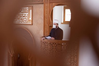Müslümanların dini lideri İmam ya da İmam Cuma öğleden sonra bir camide Corona ya da covid-19 salgın döneminde bir konuşma yapıyor..