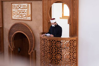 Müslümanların dini lideri İmam ya da İmam Cuma öğleden sonra bir camide Corona ya da covid-19 salgın döneminde bir konuşma yapıyor..