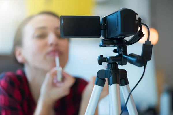 Tanácsot Adok Gyönyörű Fiatal Mosolyog Miközben Szociális Média Videó Felvétel — Stock Fotó