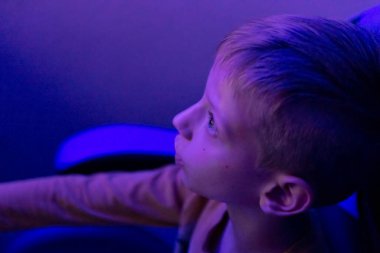 Oyun odasındaki Video Oyununda Başarılı Oyuncu Oynama ve Kazanma