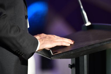 Konferans salonunda seyirciler, İş Konferansı ve Sunum. Ekonomik kalkınma ve girişimcilik modelini temsil eden işadamı.