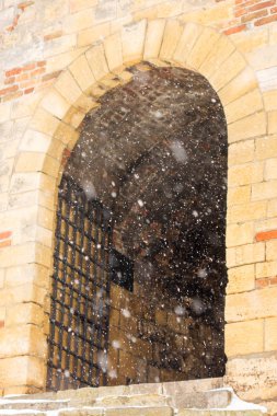 kar, Not sığ derinlik-in tarla altında kaleyi üzerinde geçiş görüntülemek