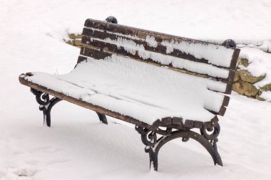 Karla, Not alan sığ derinliği kaplı park banklar