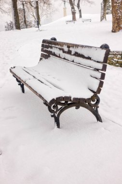 Karla, Not alan sığ derinliği kaplı park banklar