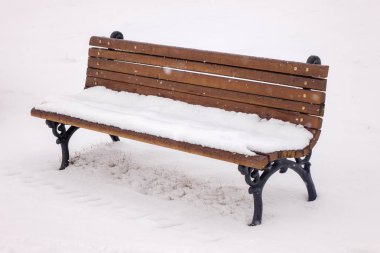 parkta kar altında tezgah