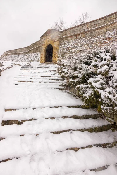 Viejas Escaleras Piedra Dentro Fortaleza Belgrado Bajo Nieve — Foto de Stock