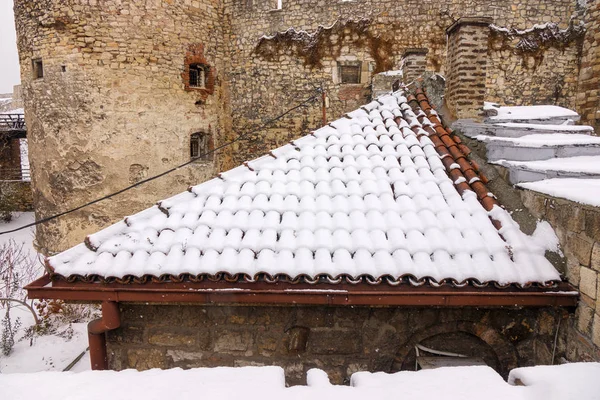Dach Des Hauses Mit Schnee Bedeckt — Stockfoto