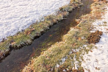 Kış ortamda küçük bir dere
