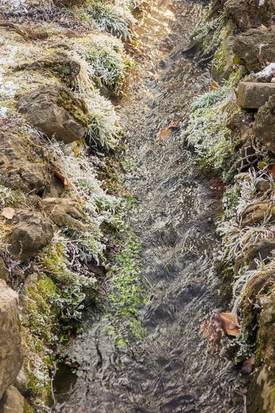 Ein Kleiner Bach Der Winterlichen Umgebung — Stockfoto