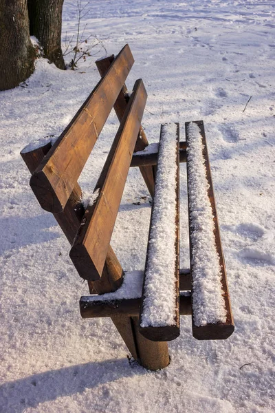 Lavička Parku Pokryté Sněhem — Stock fotografie