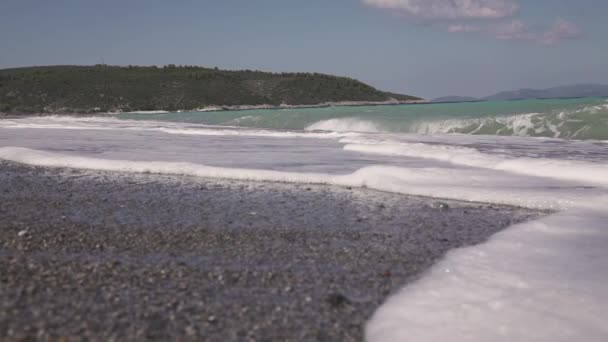 Морские Волны Пустом Брусчатом Пляже — стоковое видео