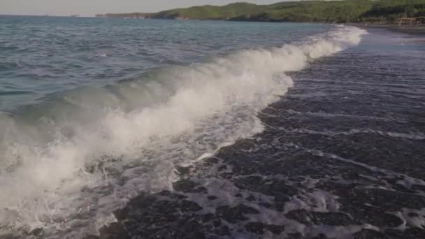 Морские Волны Пустом Брусчатом Пляже — стоковое видео