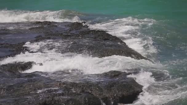 海浪冲击岩石 缓慢运动 — 图库视频影像