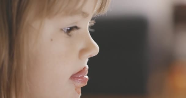 거실에서 딸기를 태블릿을 선택적으로 집중하는 귀여운 소녀의 모습을 클로즈업 — 비디오