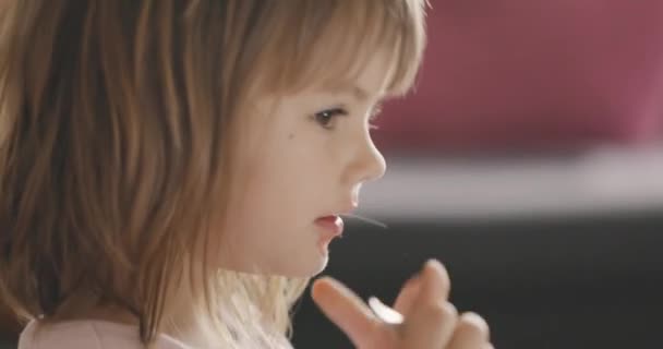 Primo Piano Carina Bambina Mangiare Fragole Soggiorno Guardare Tablet Messa — Video Stock