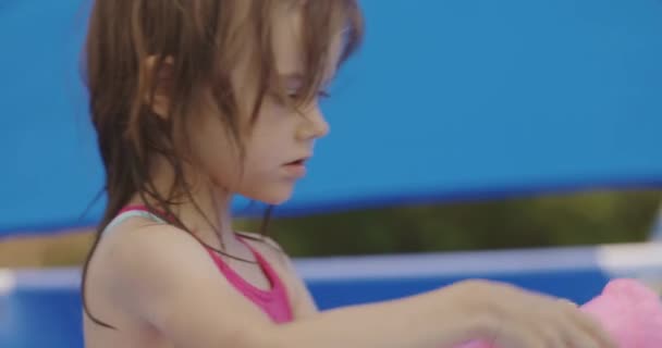 Dívka Hraje Velkém Nafukovacím Bazénu Zahradě — Stock video