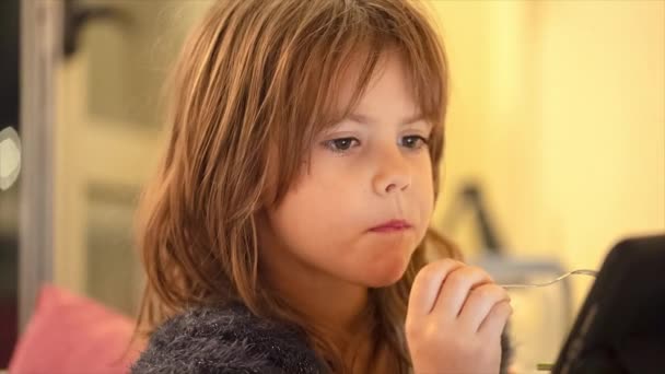 Nettes Kleines Mädchen Isst Erdbeeren Wohnzimmer Und Schaut Tablette — Stockvideo