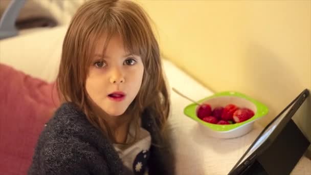 Cute Little Girl Jedzenia Truskawek Salonie Oglądania Tabletek — Wideo stockowe