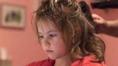 Havluyla kaplı plaj sandalyesinde uzanmış akıllı telefon izleyen sevimli bir kız.