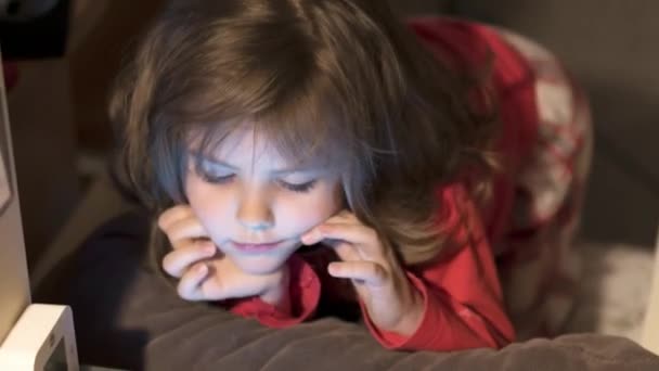 Adorável Menina Pijama Assistindo Tablet Sala Estar Noite — Vídeo de Stock