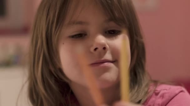 Urocza Dziewczynka Rysująca Oglądająca Tablet Oświetlonym Globusem Szkolnym Biurku Wybiórcza — Wideo stockowe
