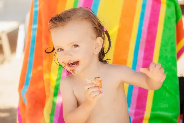 Baby Isst Einen Donut Strand Beachten Sie Die Geringe Schärfentiefe — Stockfoto