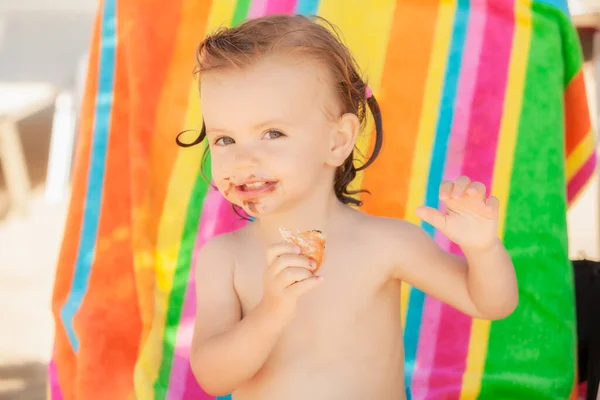 Baby Isst Einen Donut Strand Beachten Sie Die Geringe Schärfentiefe — Stockfoto